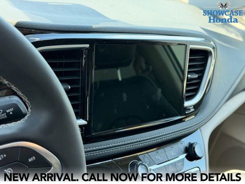 Used 2024 Chrysler Pacifica Limited image 13