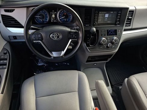 Used 2020 Toyota Sienna L image 12