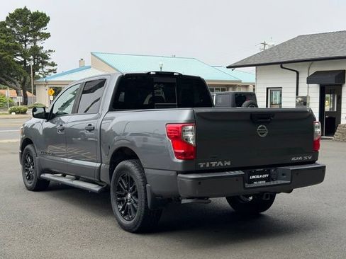 Used 2018 Nissan Titan SV w/ SV Convenience Package AWD/4WD image 7