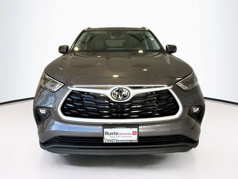 Used 2025 Toyota Highlander XLE image 2
