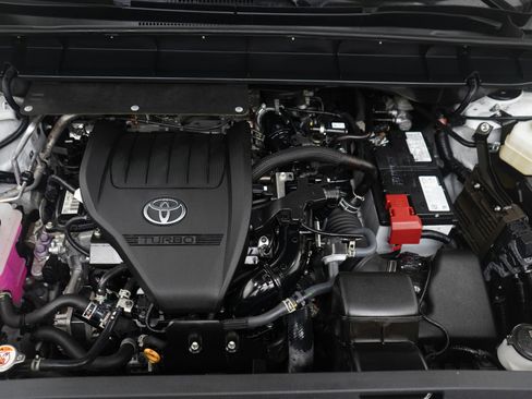 Used 2024 Toyota Highlander XLE AWD/4WD image 29