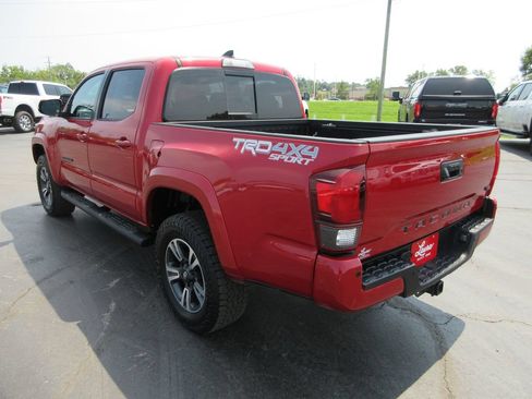 Used 2019 Toyota Tacoma TRD Sport AWD/4WD image 9