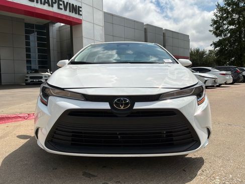 Used 2025 Toyota Corolla LE FWD image 3