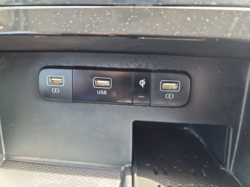 Used 2024 Kia Carnival EX FWD image 14