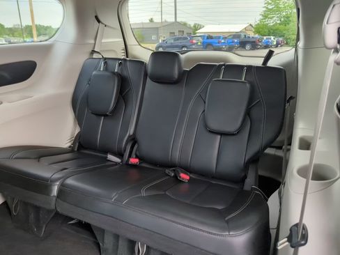 Used 2023 Chrysler Pacifica Touring-L FWD image 37