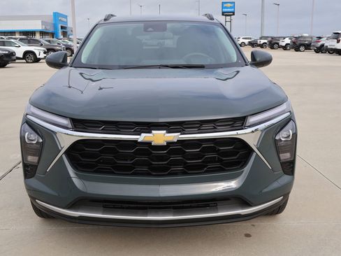 Used 2025 Chevrolet Trax LT FWD image 3