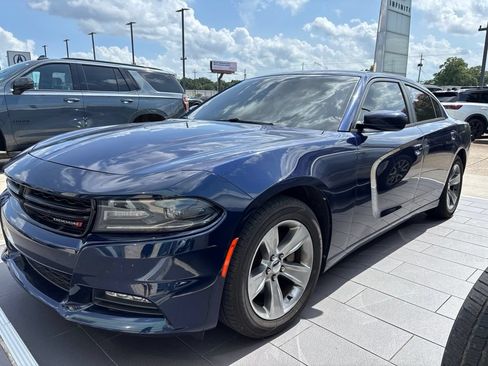Used 2015 Dodge Charger SXT RWD image 1