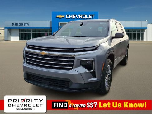 Used 2025 Chevrolet Traverse LT image 1