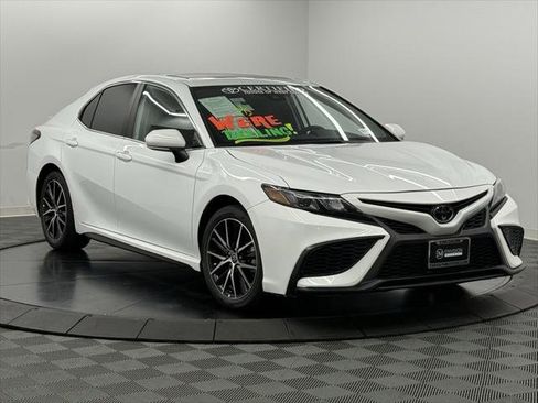 Used 2024 Toyota Camry SE image 5