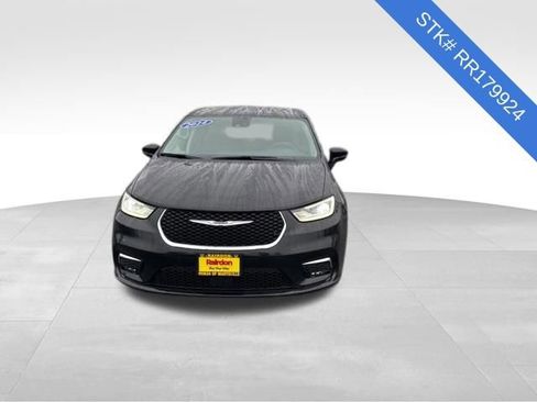 Used 2024 Chrysler Pacifica Touring-L image 2