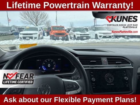 Used 2022 Volkswagen Tiguan SE w/ Panoramic Sunroof Package AWD/4WD image 17