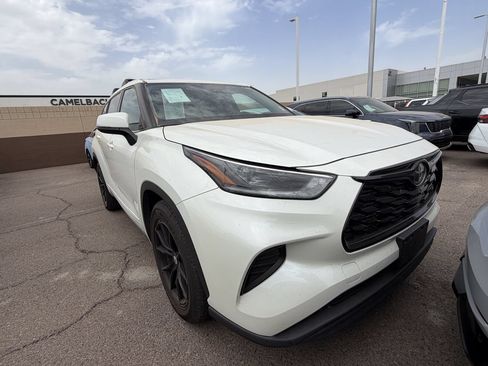 Used 2021 Toyota Highlander L FWD image 2