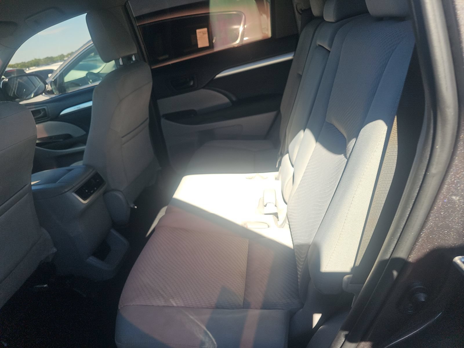Used 2019 Toyota Highlander LE FWD image 12