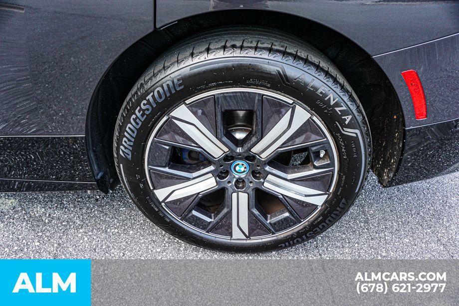 Used 2024 BMW iX xDrive50 w/ Premium Package AWD/4WD image 17