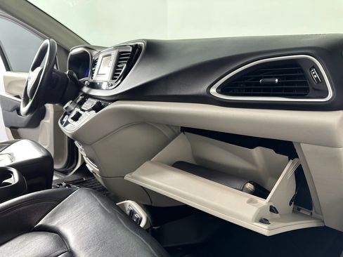 Used 2017 Chrysler Pacifica Touring-L image 40