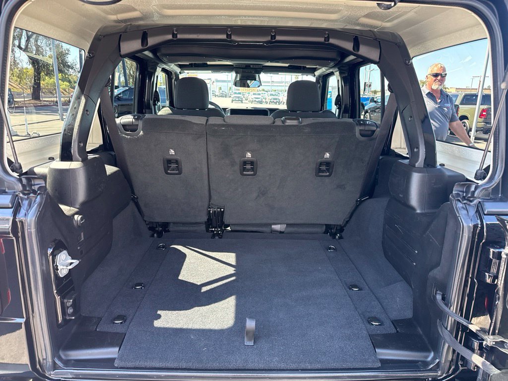 Certified 2025 Jeep Wrangler Unlimited Rubicon w/ Convenience Group AWD/4WD image 7