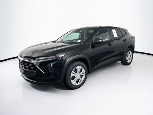 Used 2025 Chevrolet Trax LS FWD image 3