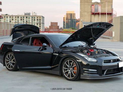 Used 2014 Nissan GT-R Premium w/ Premium Interior Package AWD/4WD image 16
