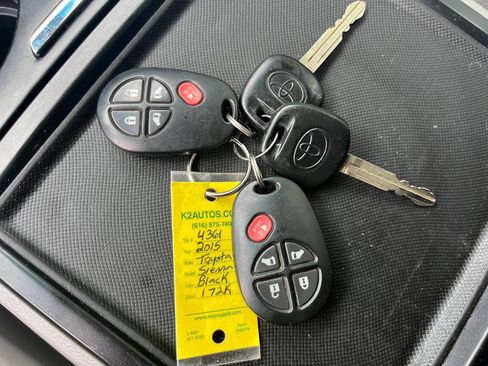 Used 2015 Toyota Sienna LE AWD/4WD image 12