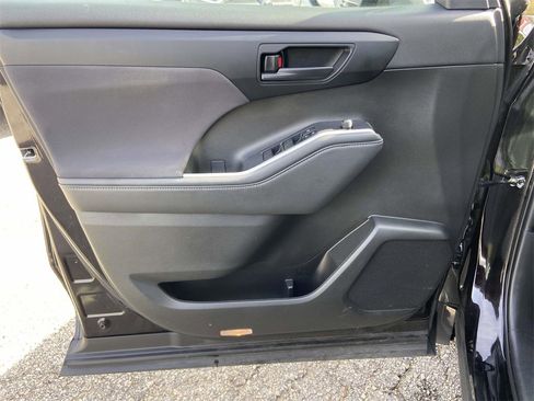 Used 2022 Toyota Highlander L image 11