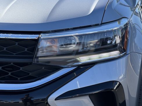 Used 2022 Volkswagen Taos SE w/ IQ.Drive SE Package image 6