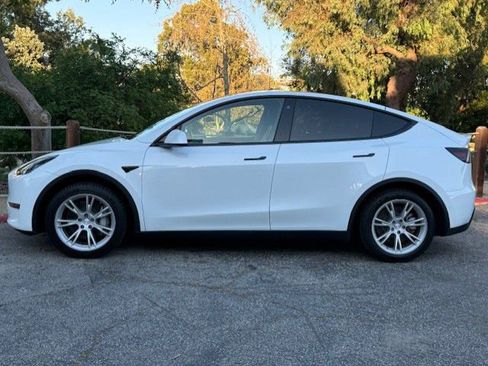 Used 2022 Tesla Model Y Long Range image 4