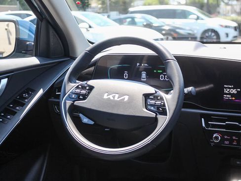 Used 2025 Kia Niro EX FWD image 19
