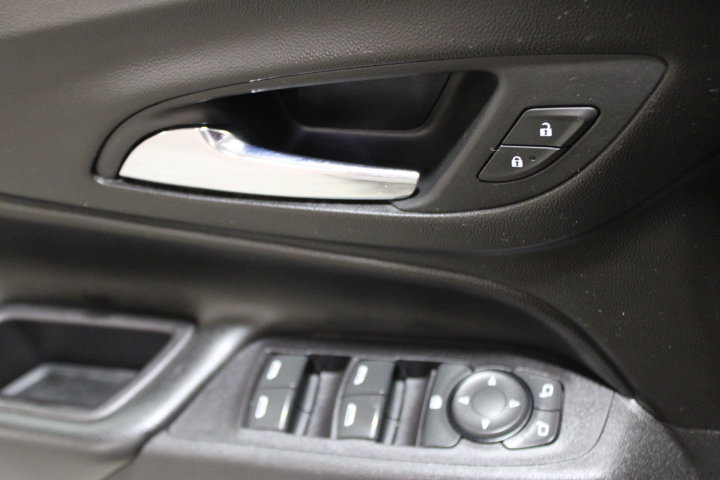 Used 2018 Chevrolet Equinox LT FWD image 16