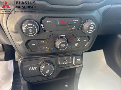 Used 2023 Jeep Renegade Latitude AWD/4WD image 29