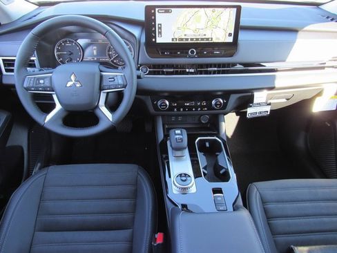 New 2025 Mitsubishi Outlander SE image 9