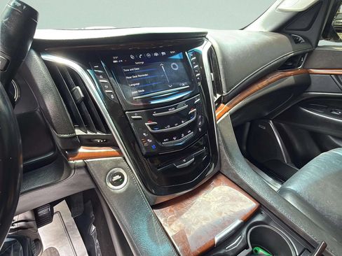 Used 2018 Cadillac Escalade ESV Luxury RWD image 15