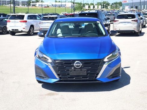 Used 2025 Nissan Altima 2.5 SV FWD image 2