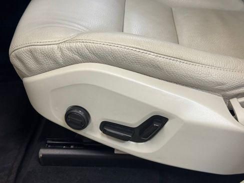 Used 2023 Volvo XC60 B5 Plus image 11