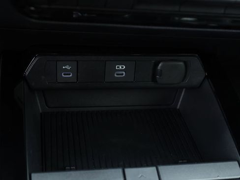 Used 2025 Toyota Prius XLE image 8