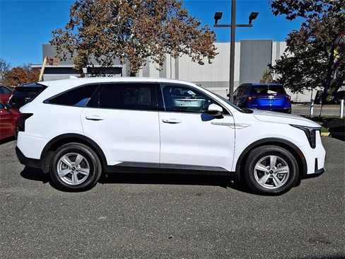 Certified 2025 Kia Sorento LX image 6