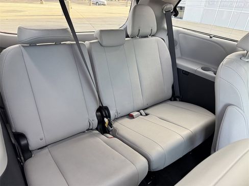 Used 2015 Toyota Sienna Limited image 28