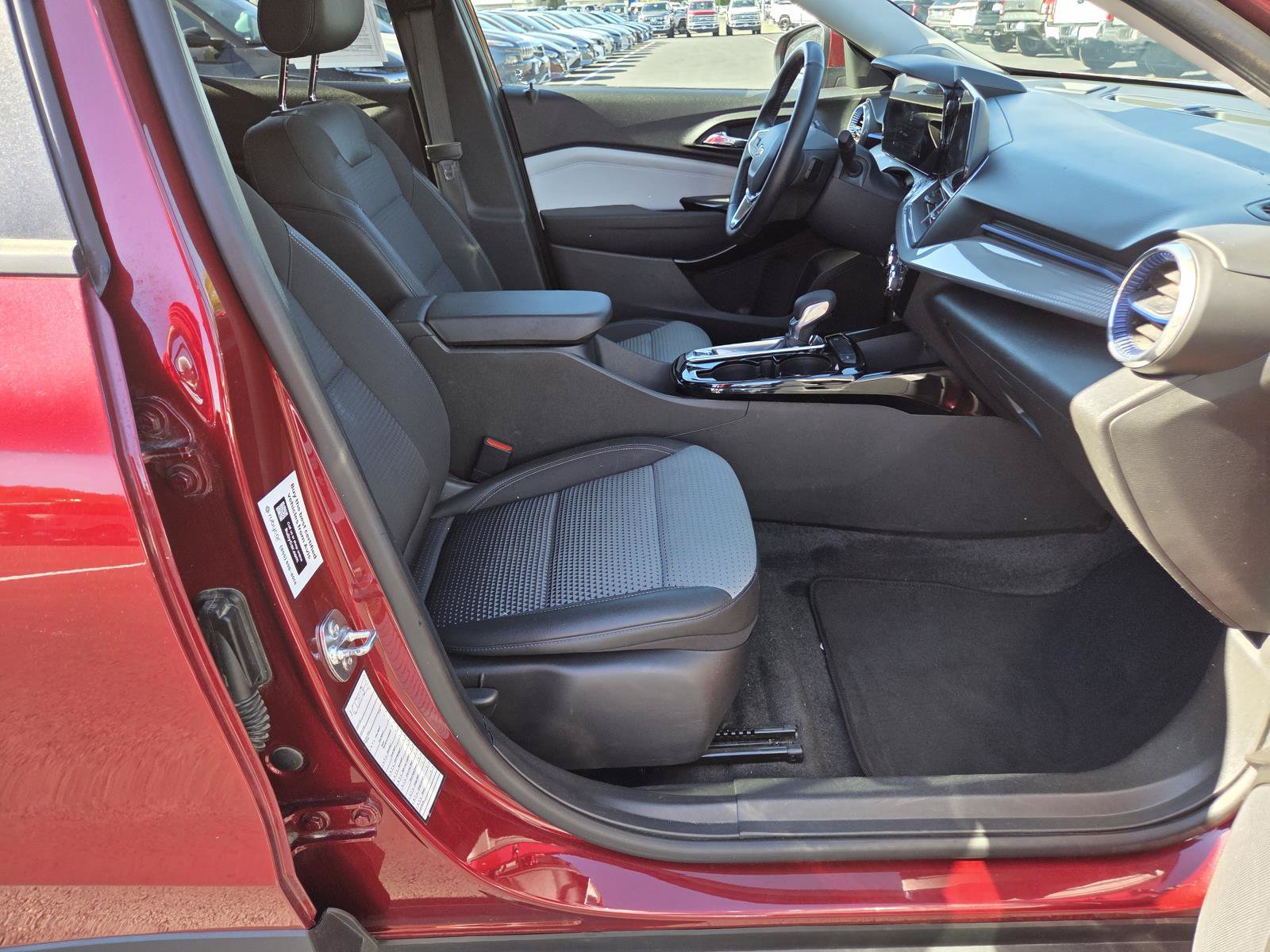 Used 2025 Chevrolet Trax LT w/ LT Convenience Package FWD image 20