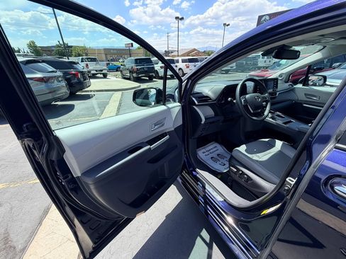 Used 2022 Toyota Sienna XLE w/ XLE Plus Package AWD/4WD image 9