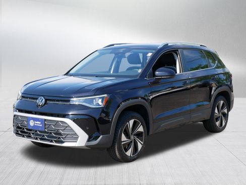 Certified 2025 Volkswagen Taos SE AWD/4WD image 3