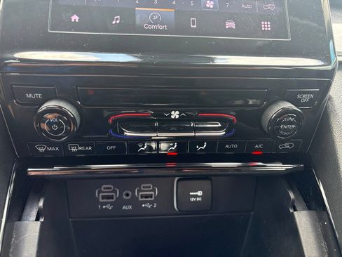 Used 2023 Jeep Grand Cherokee Laredo RWD image 25