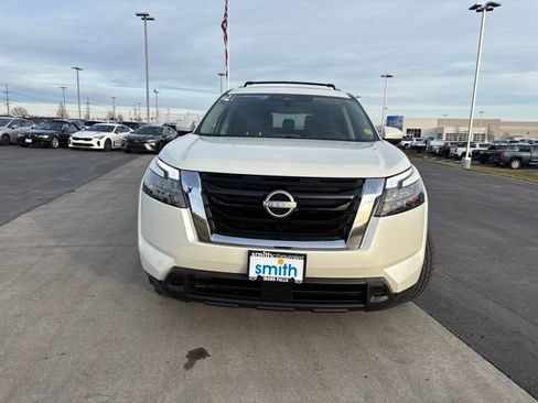 Used 2024 Nissan Pathfinder SV w/ SV Premium Package image 8