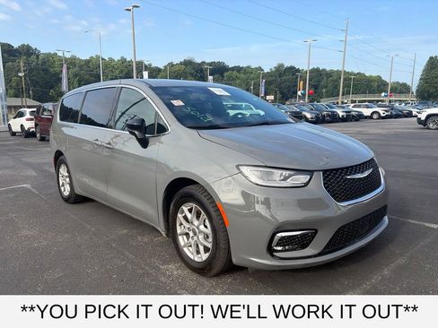 Used 2025 Chrysler Pacifica Select FWD image 1