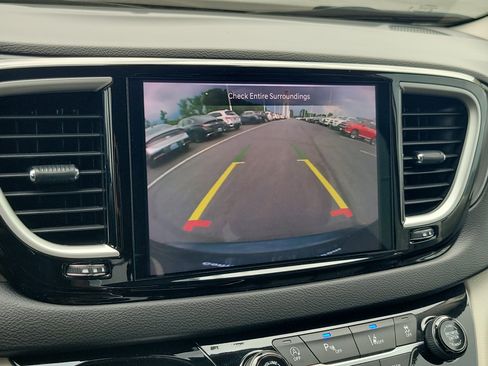 Used 2024 Chrysler Pacifica Touring-L FWD image 29