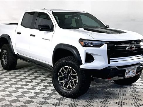 Used 2025 Chevrolet Colorado ZR2 w/ Technology Package AWD/4WD image 11