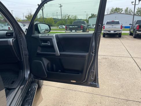 Used 2016 Toyota 4Runner SR5 AWD/4WD image 19