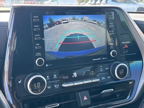 Used 2021 Toyota Highlander XLE AWD/4WD image 5