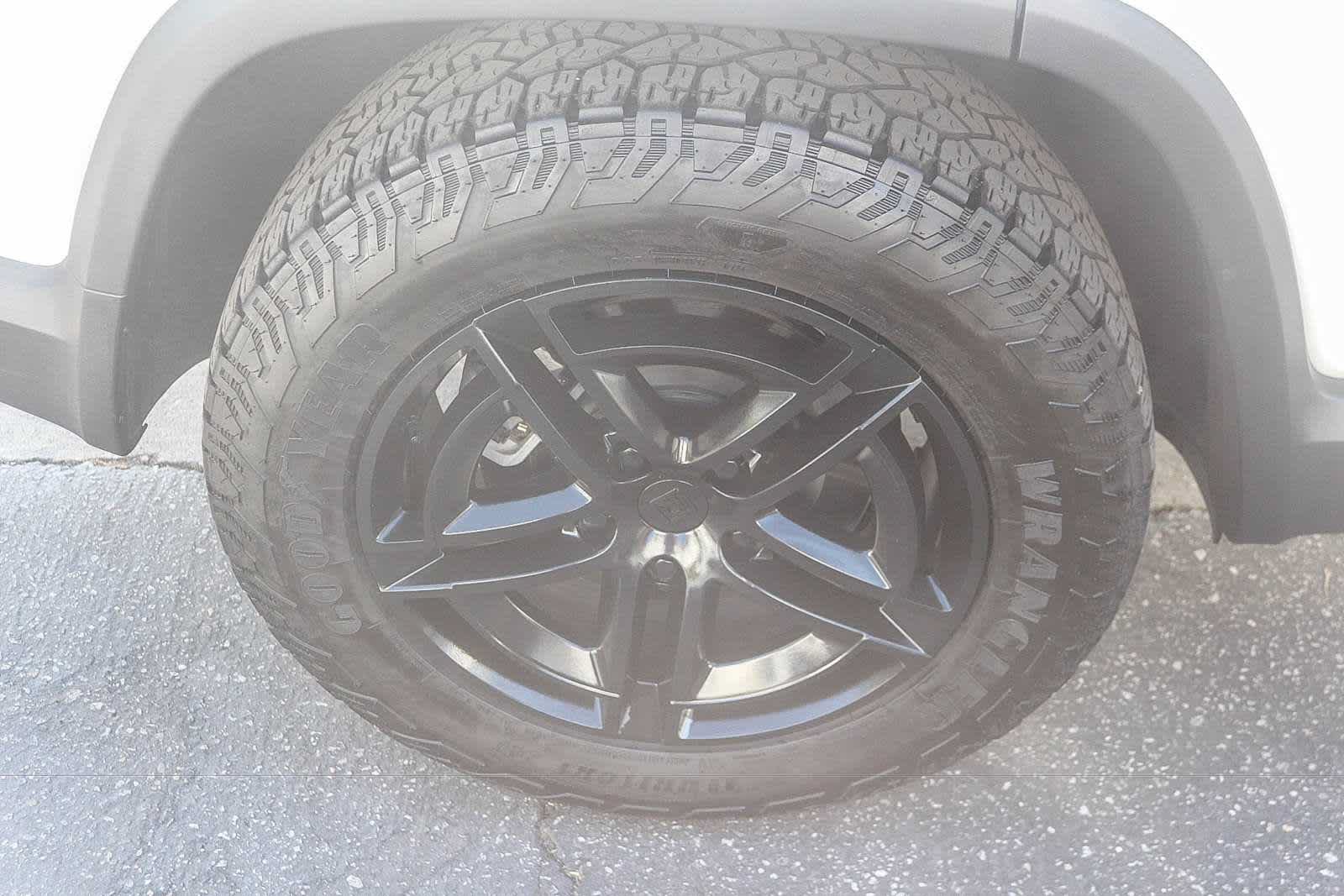 Used 2025 Rivian R1S Adventure Dual AWD/4WD image 9