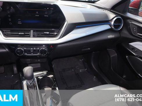 Used 2025 Chevrolet Trax LT w/ LT Convenience Package FWD image 36