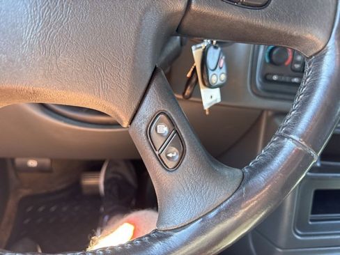 Used 2003 Chevrolet Avalanche Base image 21