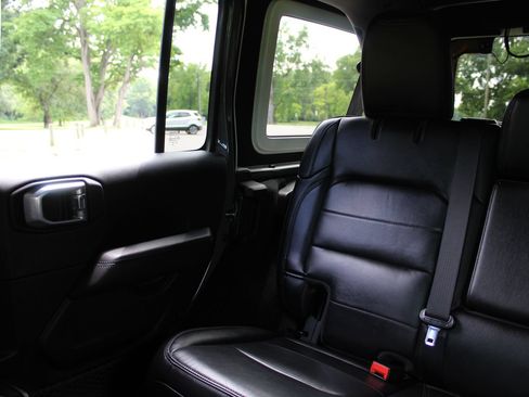 Used 2021 Jeep Wrangler Unlimited Sahara AWD/4WD image 12